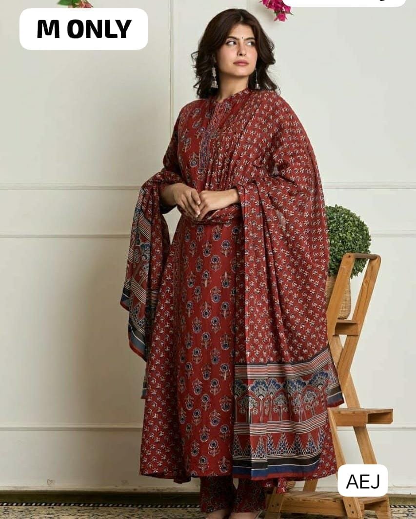 Look straight out of a dreamy movie set as you turn around and walk in this elegant flaired suit