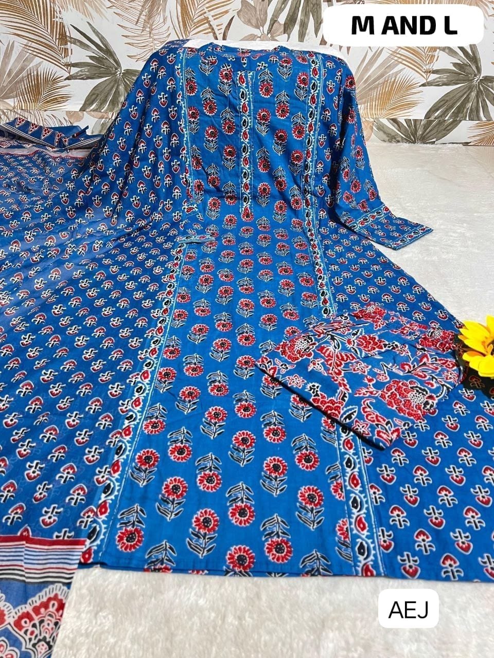 Look straight out of a dreamy movie set as you turn around and walk in this elegant flaired suit - Image 4