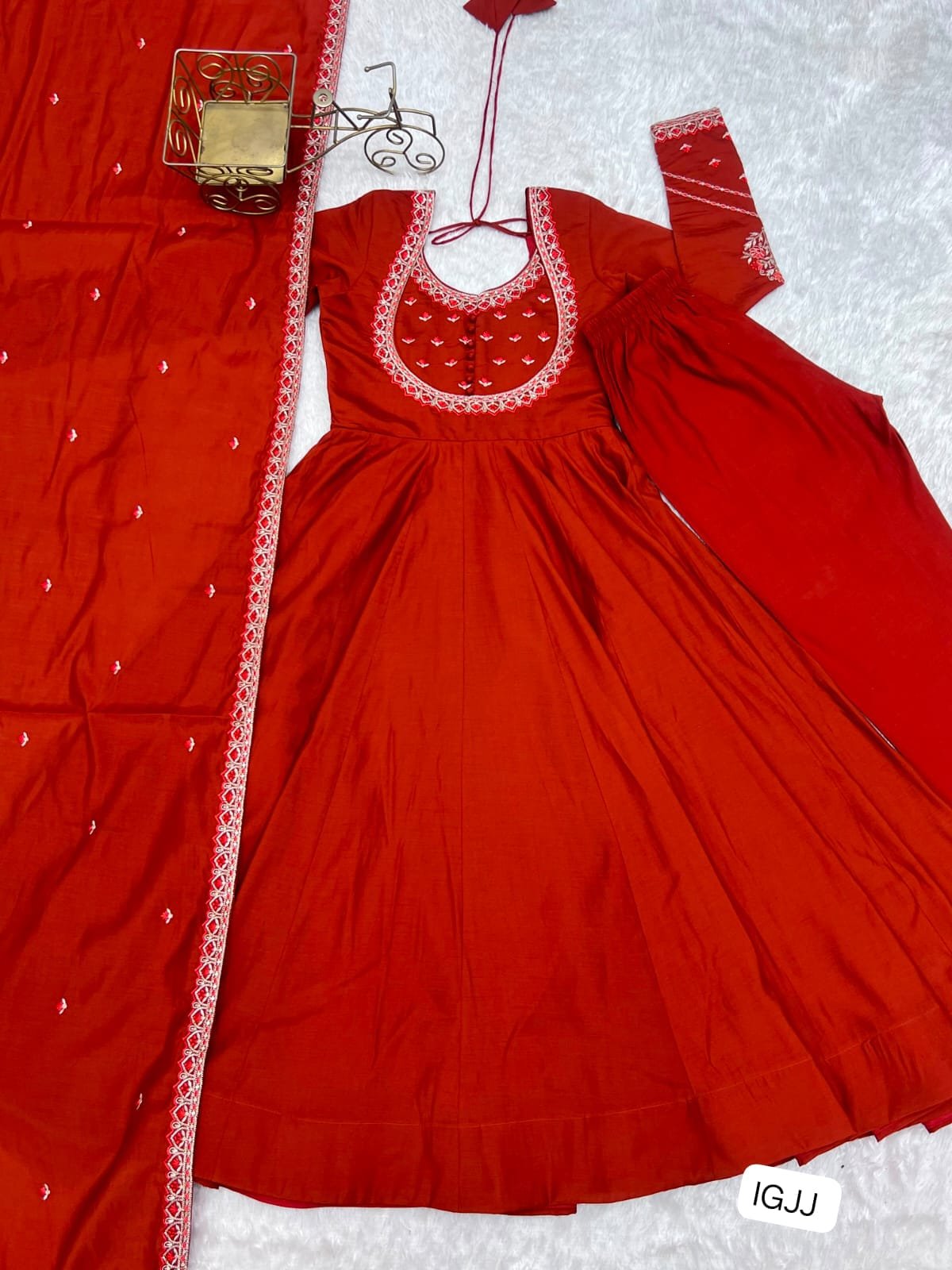 This colourfull & fresh look outfit is perfect for upcoming festivities and weddings which provides you more comfort and style - Image 2