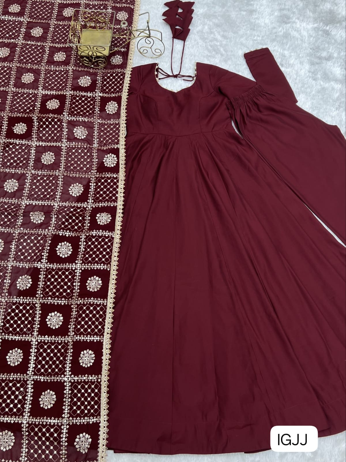 This colourfull & fresh look outfit is perfect for upcoming festivities and weddings which provides you more comfort and style - Image 2