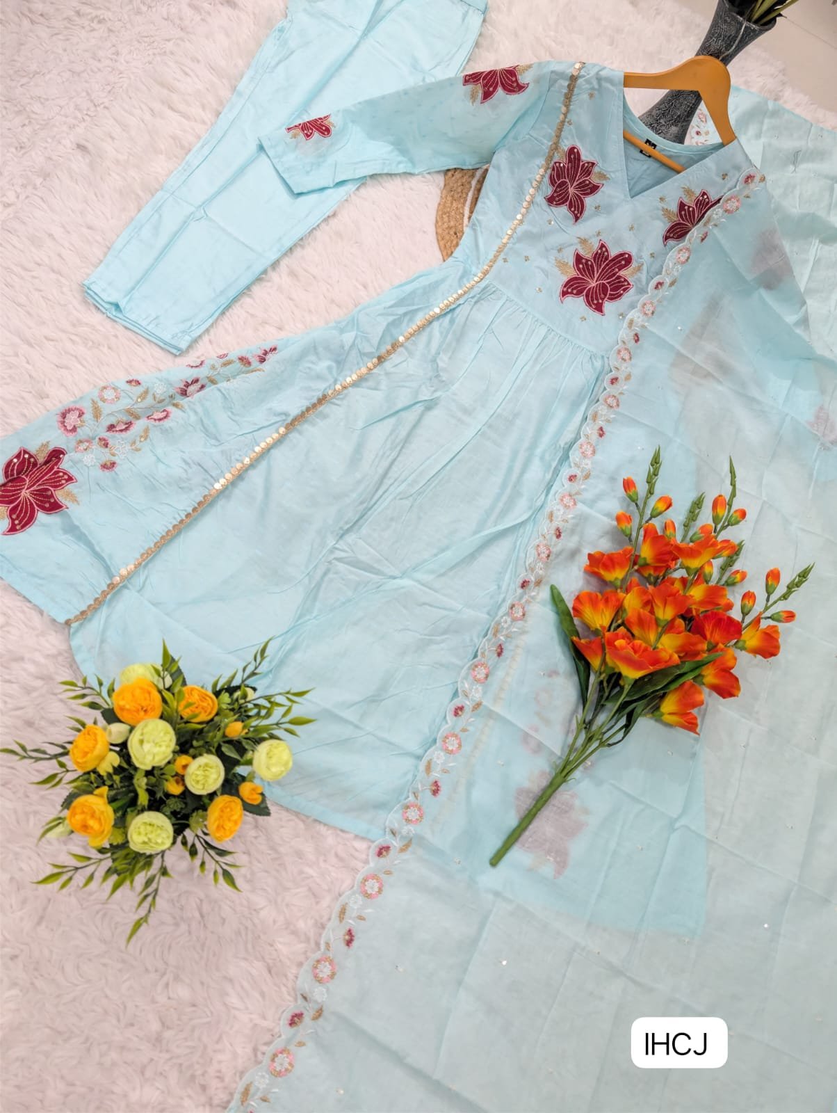 WOMEN'S HEAVY COTTON BUTTI KURTA SETS - Image 2