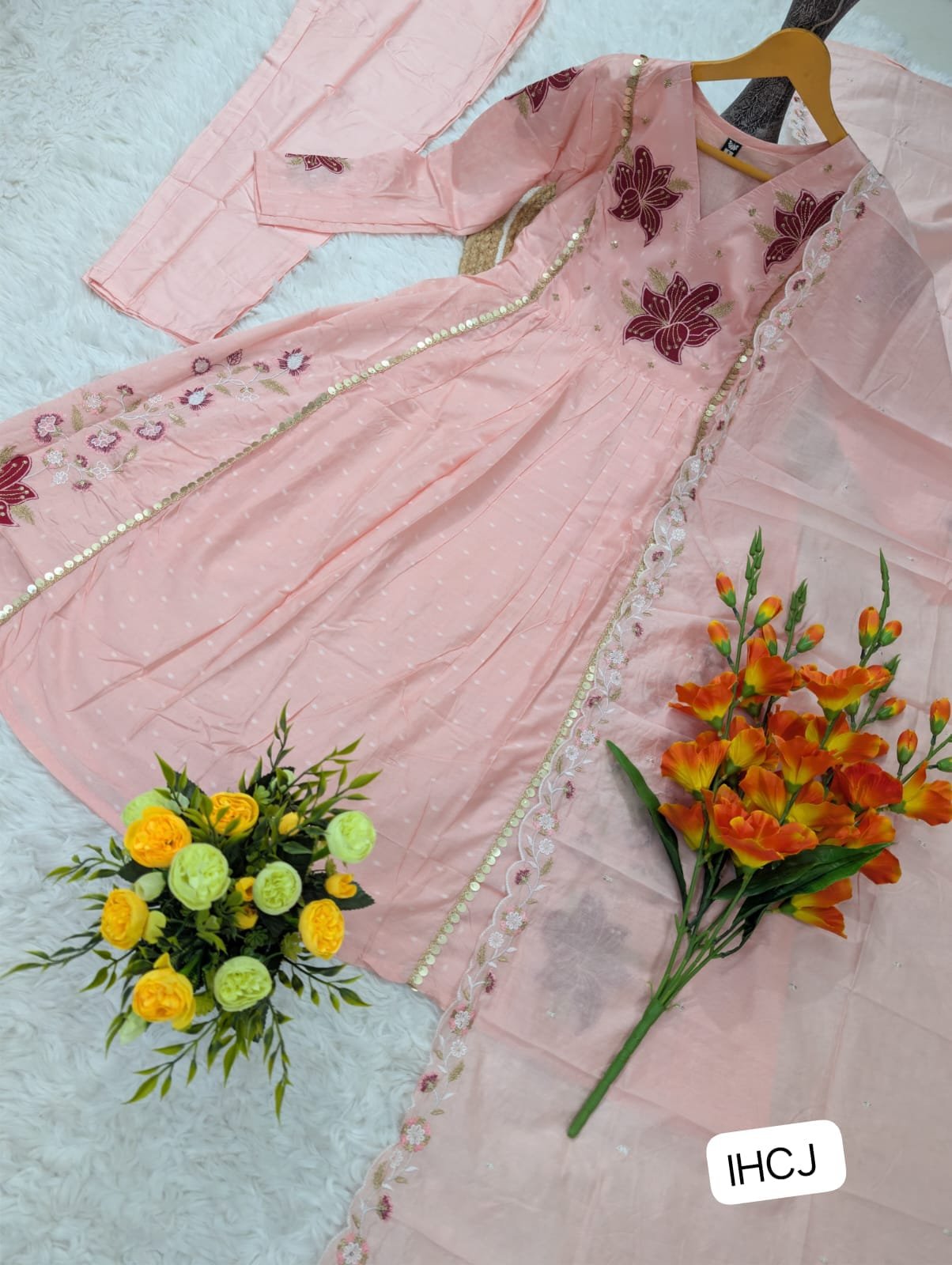 WOMEN'S HEAVY COTTON BUTTI KURTA SETS - Image 4