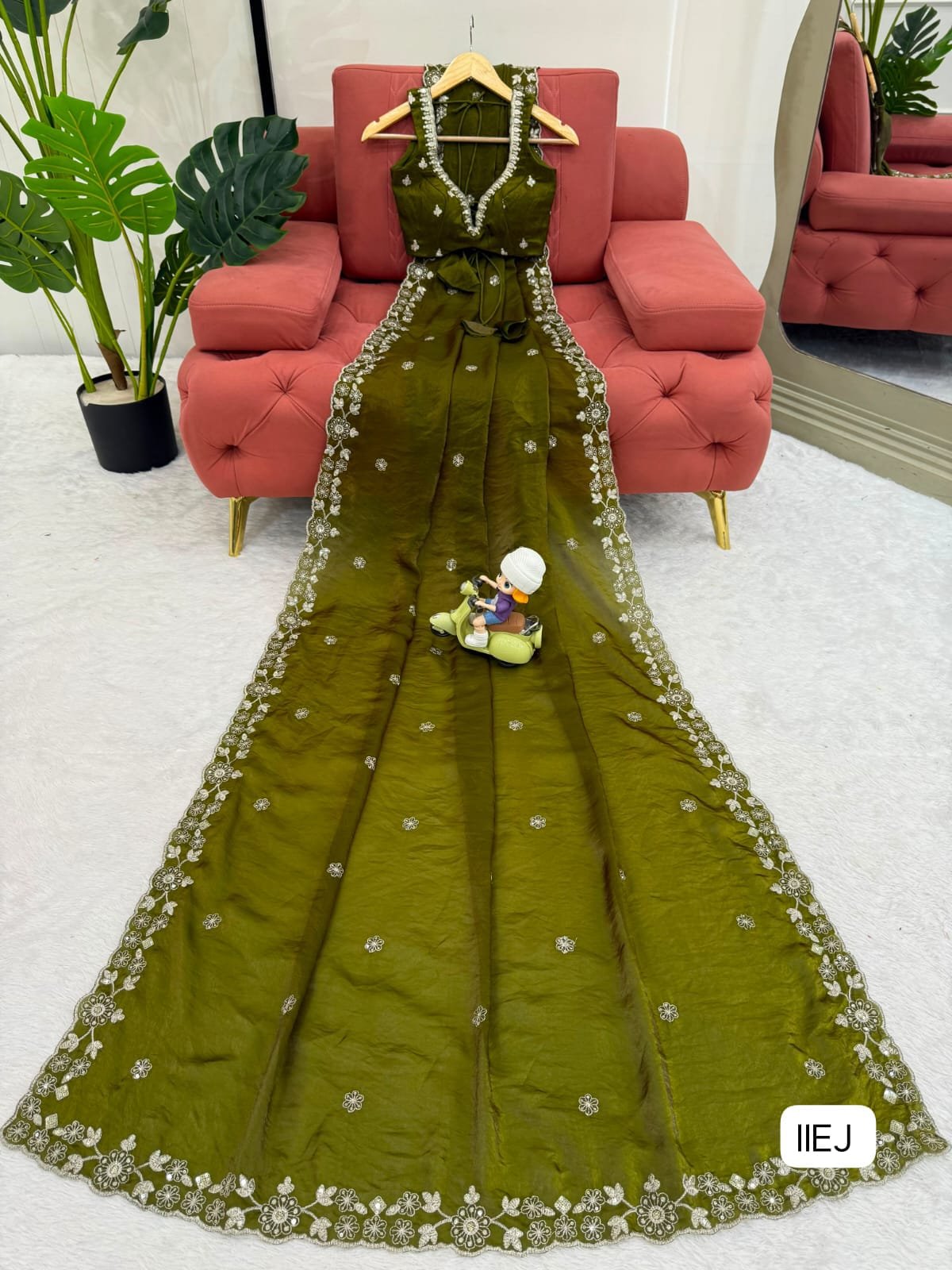 Featuring Our Own Real Modeling Havy Fendy Silk with Inner Lining
