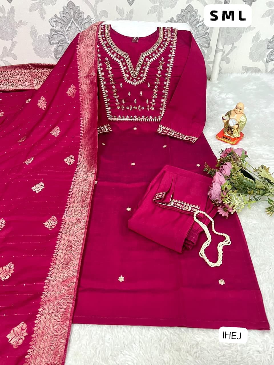 Apne wardrobe ko dijiye ek royal touch is khoobsurat Colorfull suit ke saath. - Image 2