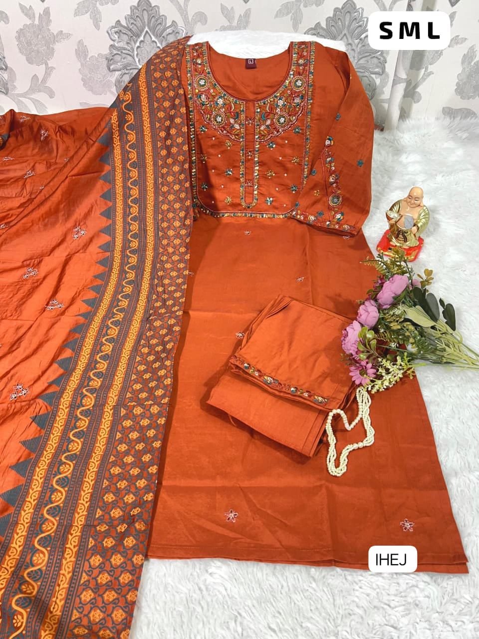 Apne wardrobe ko dijiye ek royal touch is khoobsurat Colorfull suit ke saath. - Image 4