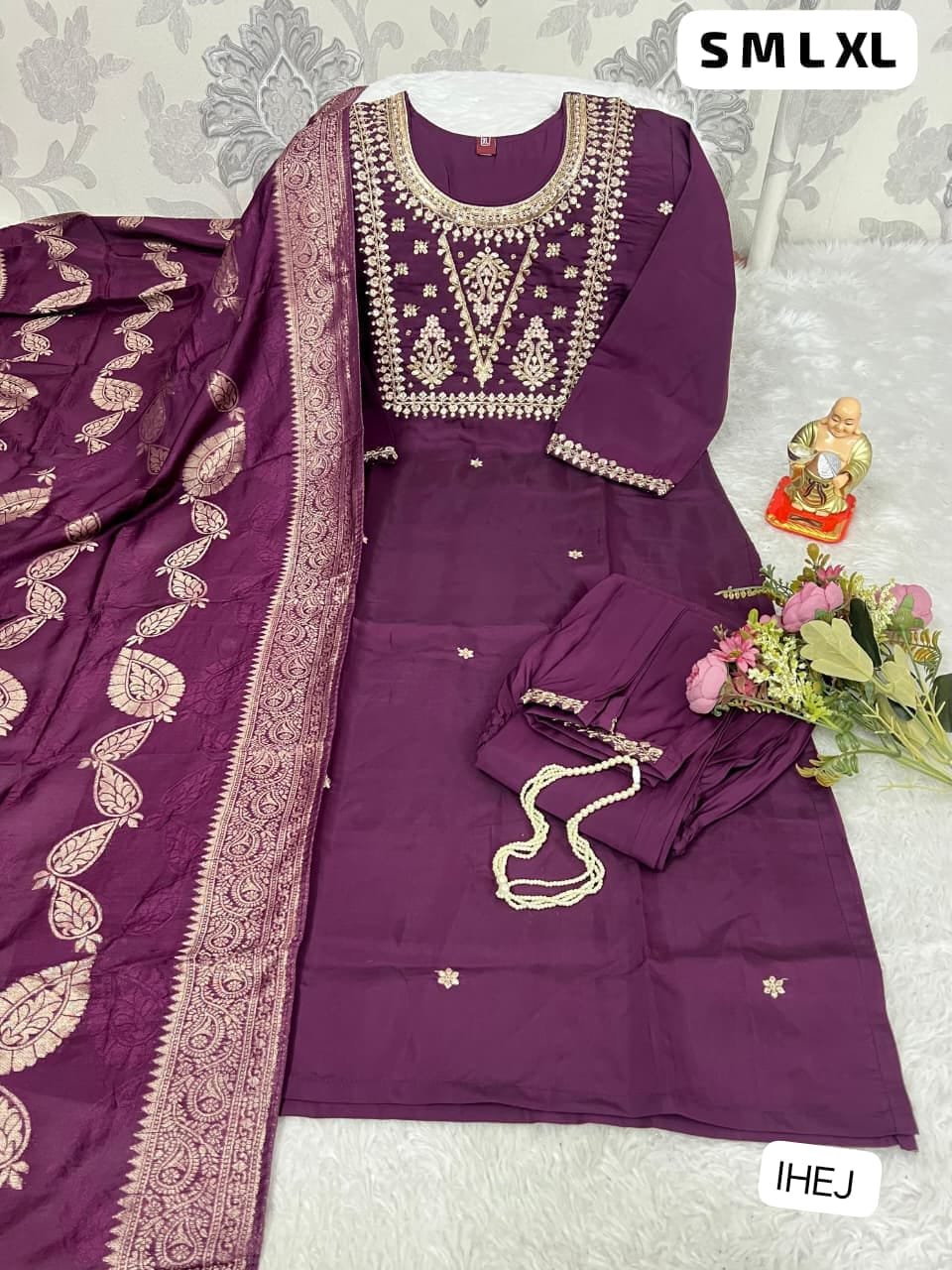Apne wardrobe ko dijiye ek royal touch is khoobsurat Colorfull suit ke saath. - Image 5