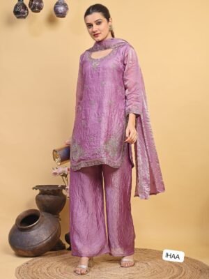 Featuring beautiful Heavy Suit Set which is beautifully decorated Semi Beats work🪡. It is paired with Plazzo🪡.Complet Lining with Beautiful work