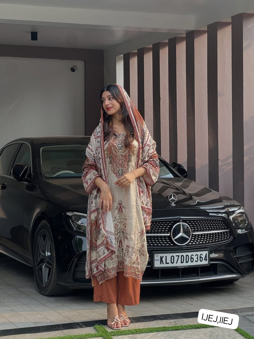 Step into elegance with our latest Pakistani-style collection! This stunning 3-piece set is the perfect blend of tradition and trend.