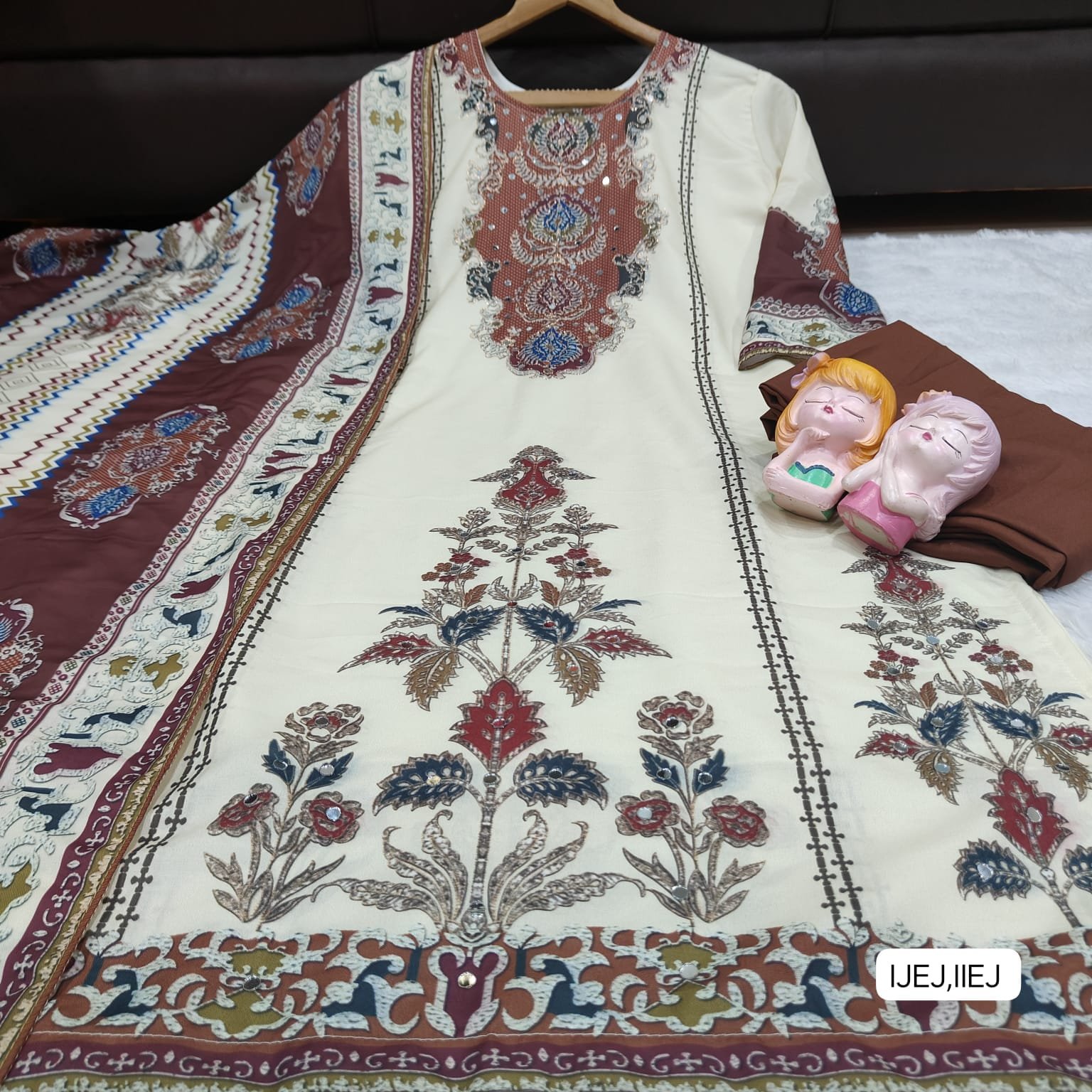 Step into elegance with our latest Pakistani-style collection! This stunning 3-piece set is the perfect blend of tradition and trend. - Image 2