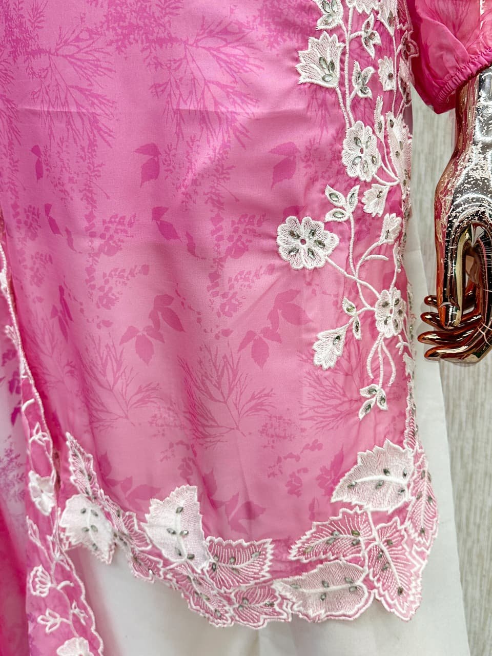 MAHIRA KHAN SUPERHIT DESIGN - Image 3