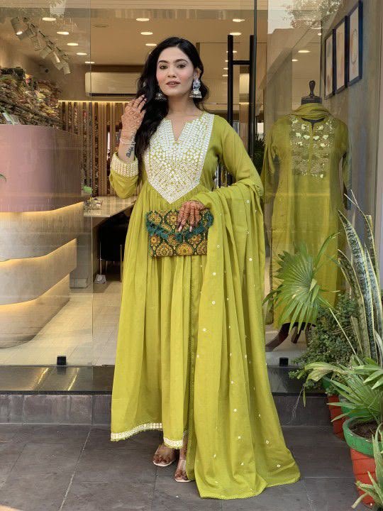 Don't wear what fashion designers tell you to wear. Wear what they wear - Image 5