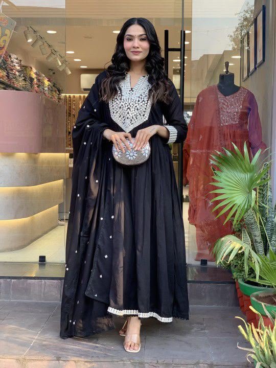 Don't wear what fashion designers tell you to wear. Wear what they wear - Image 2