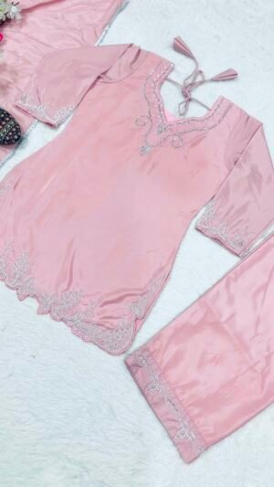 Alternative view of top with farshi salwar WITH Heavy Natural Crep Silk Đěsigner Party Wear Look top with farshi salwar