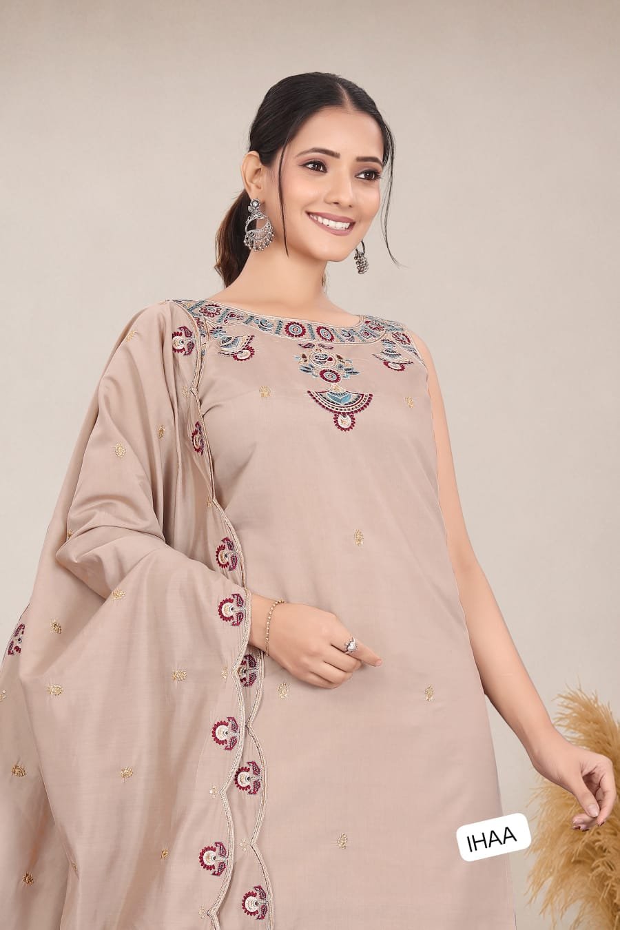 AK Suit Set WITH Featuring beautiful Heavy Sleeveles Suit Set which is beautifully decorated Embroidered. It is paired with Plazzo Complet Lining with Beautiful work - Image 2